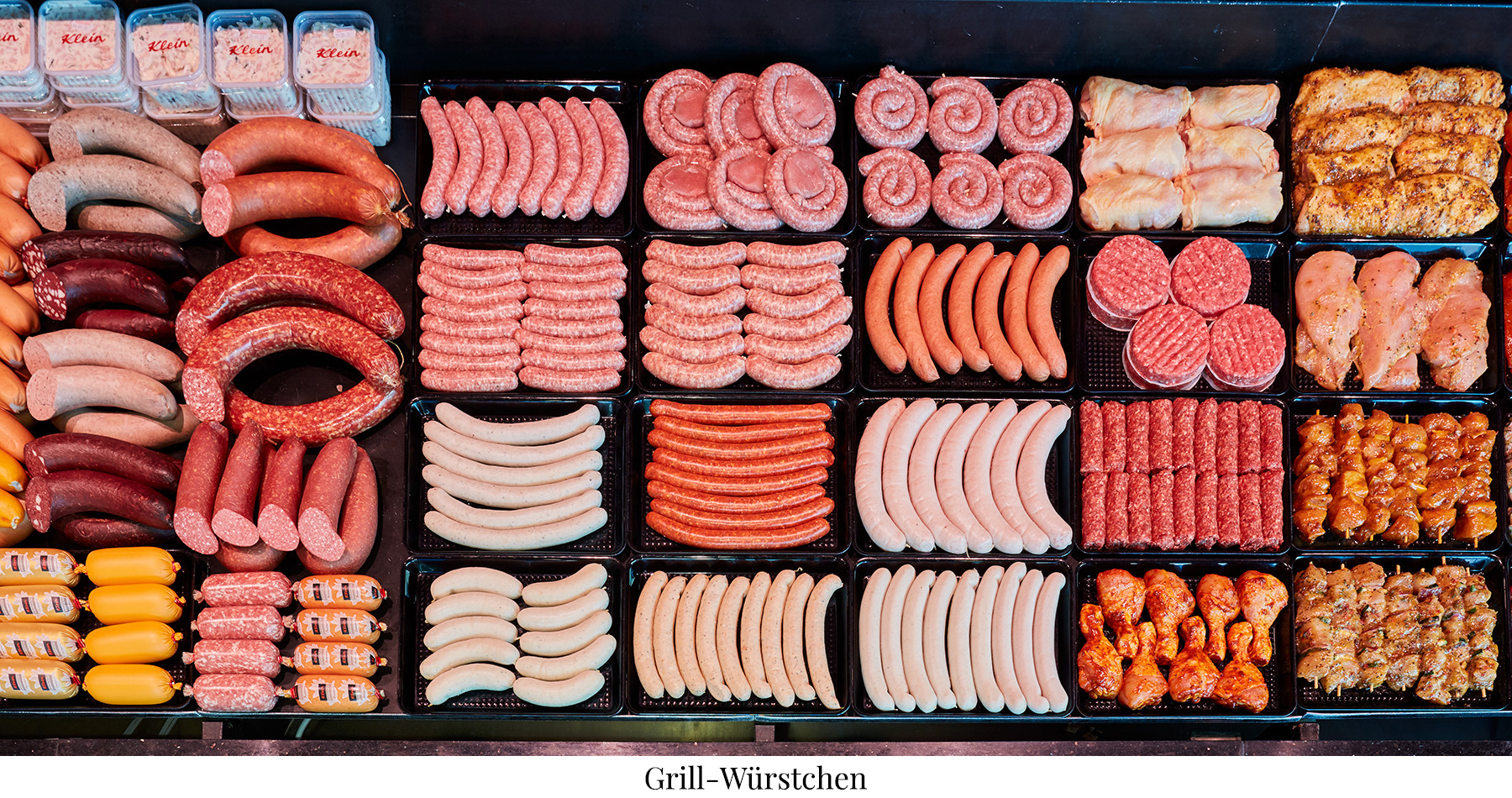 Das Bild zeigt eine Fleischtheke mit Grillwurst