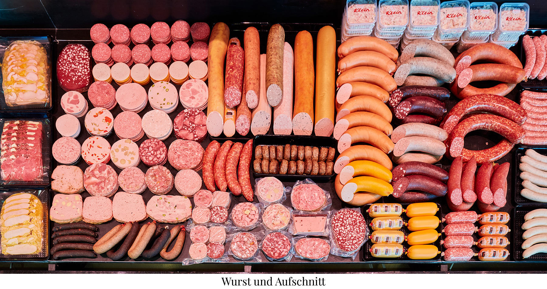 Das Bild zeigt eine Fleischtheke mit Grillwurst