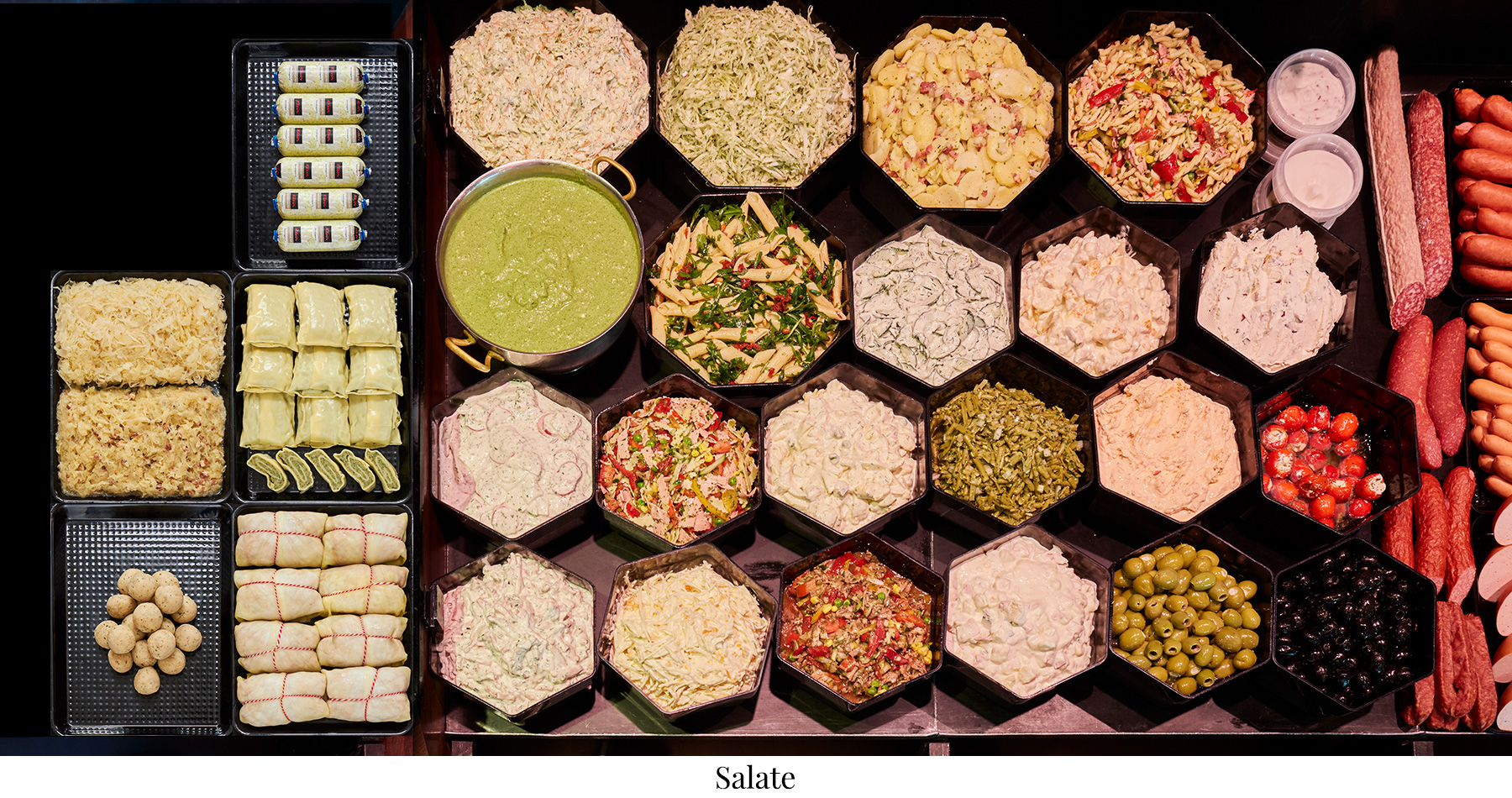 Das Bild zeigt eine Fleischtheke mit Salate